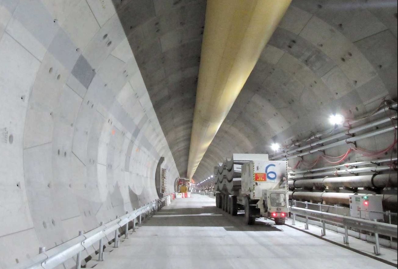 Installation von Brandschutzplatten im Tunnel